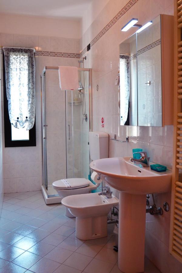 Venice Lion Residence - Vespucci Mestre Esterno foto A modern bathroom