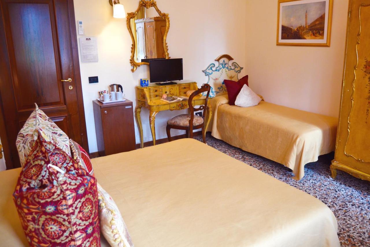 Venice Lion Residence - Vespucci Mestre Esterno foto A room at the hotel