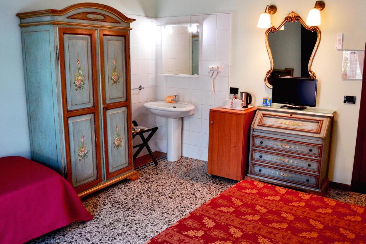 Venice Lion Residence - Vespucci Mestre Esterno foto A typical room at the hotel