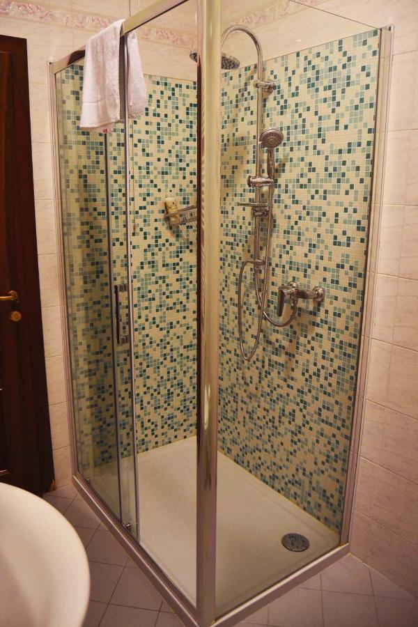 Venice Lion Residence - Vespucci Mestre Esterno foto A shower cubicle