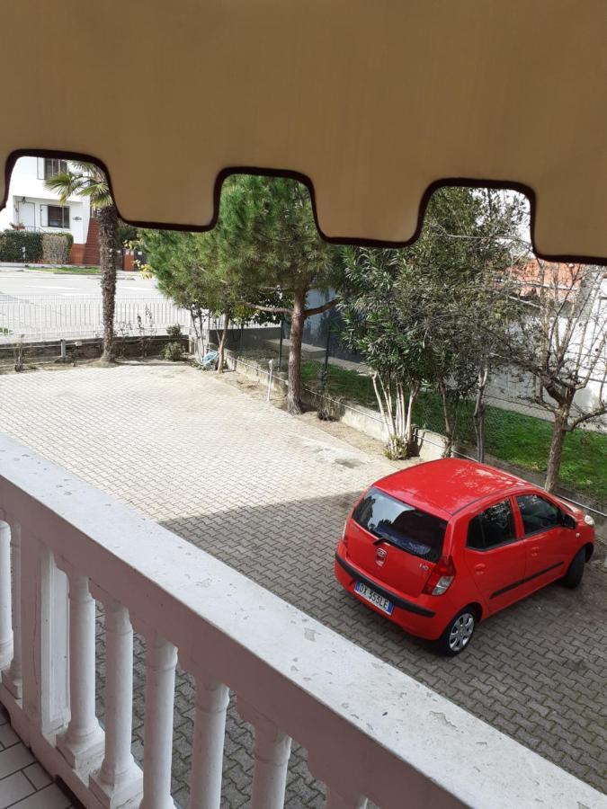 Venice Lion Residence - Vespucci Mestre Esterno foto A car parked on a residential street in Belgrade