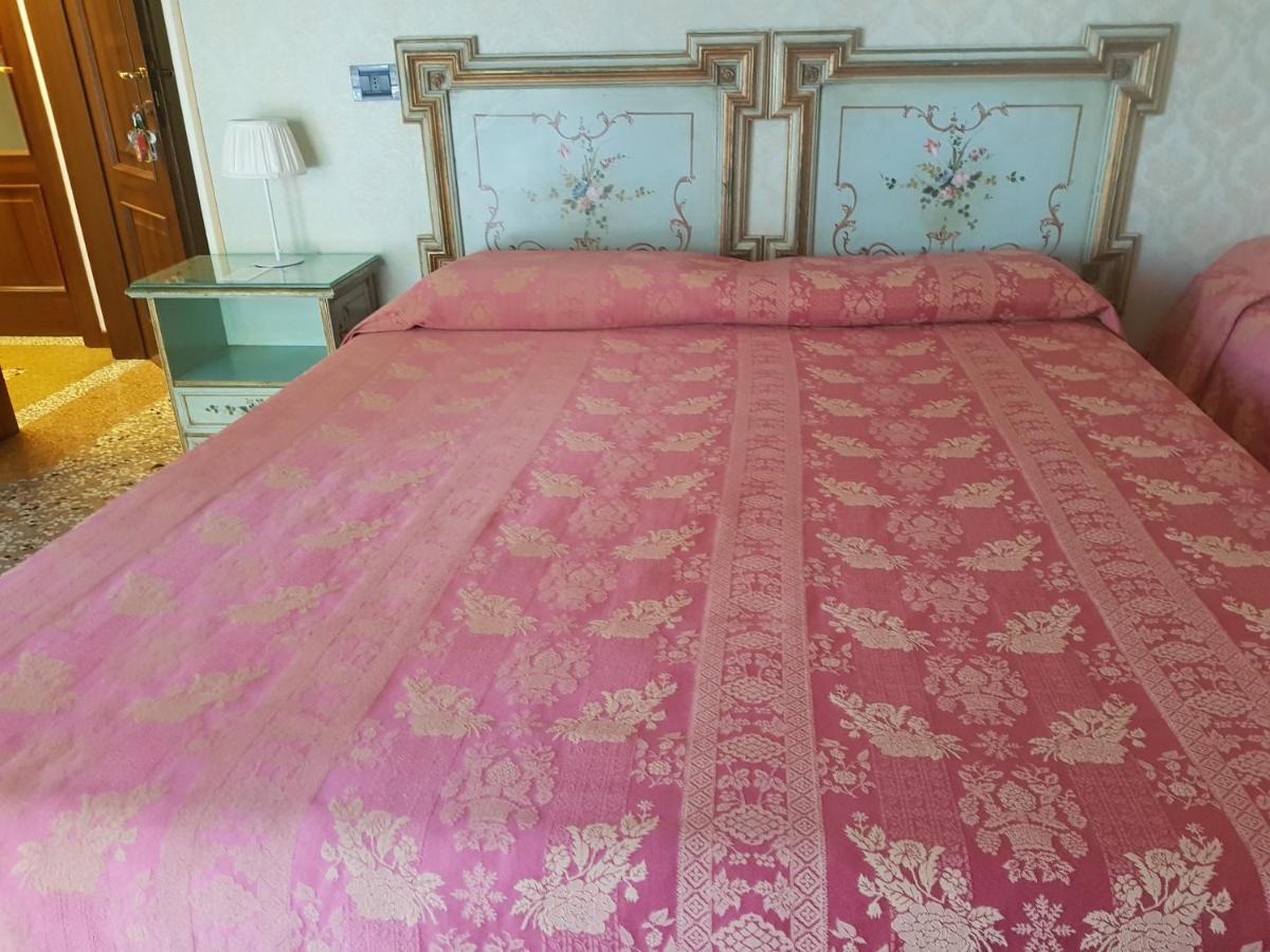 Venice Lion Residence - Vespucci Mestre Esterno foto A bed with a bedsheet