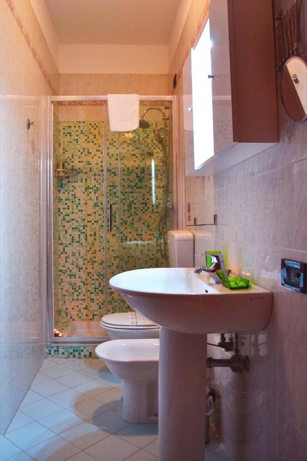 Venice Lion Residence - Vespucci Mestre Esterno foto A shower cubicle