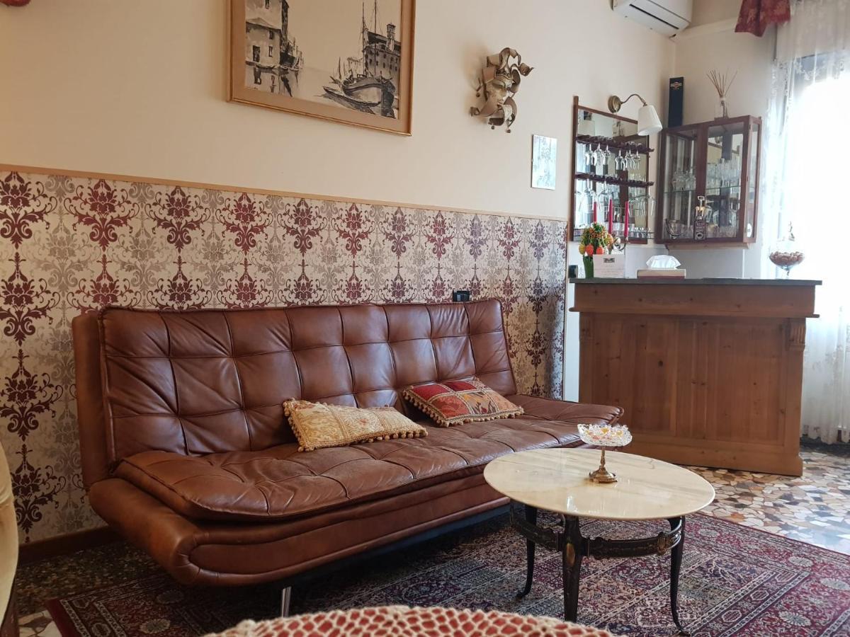 Venice Lion Residence - Vespucci Mestre Esterno foto A typical living room in a typical house in Tunisia