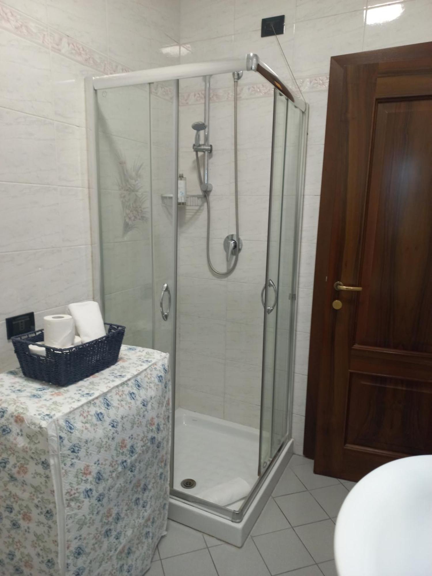 Venice Lion Residence - Vespucci Mestre Esterno foto A shower cubicle