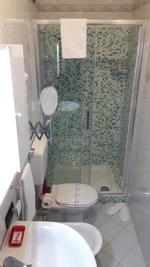 Venice Lion Residence - Vespucci Mestre Esterno foto A shower cubicle